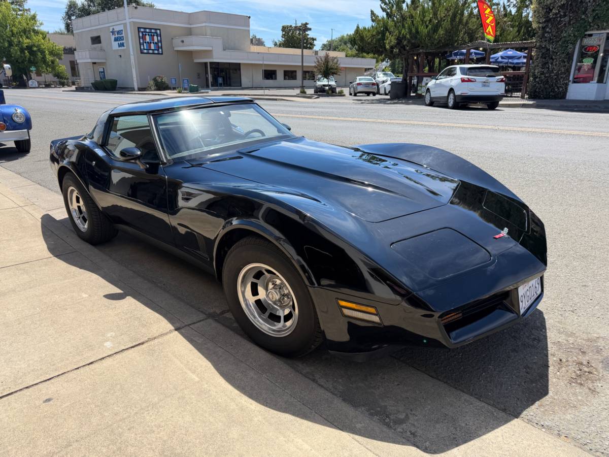 Chevrolet-Corvette-1981