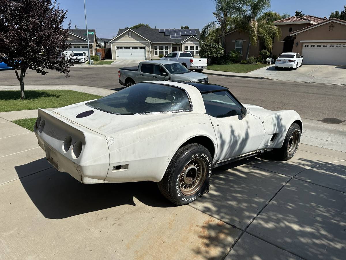 Chevrolet-Corvette-1981-white