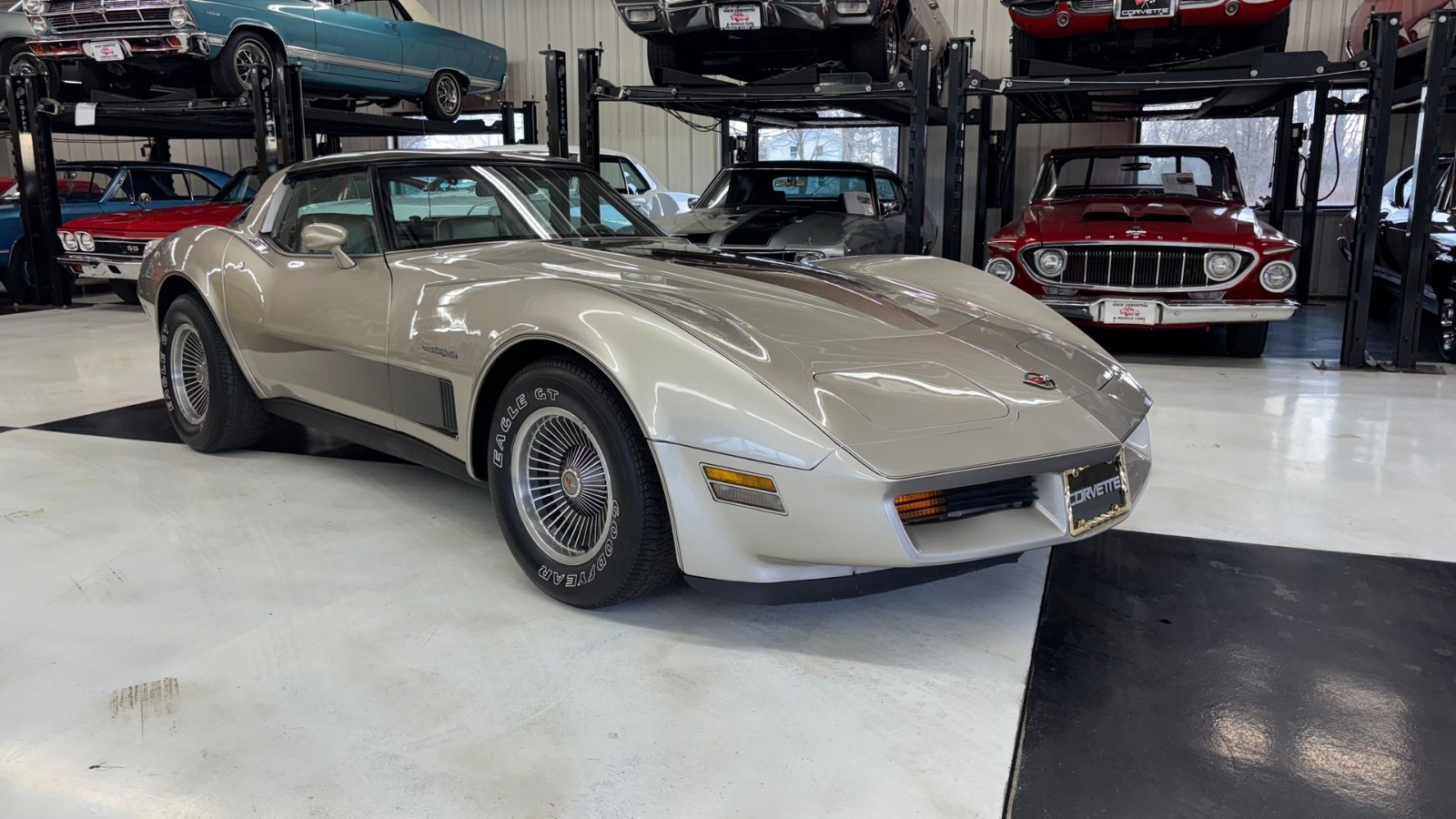 Chevrolet-Corvette-1982-Coupe-Beige