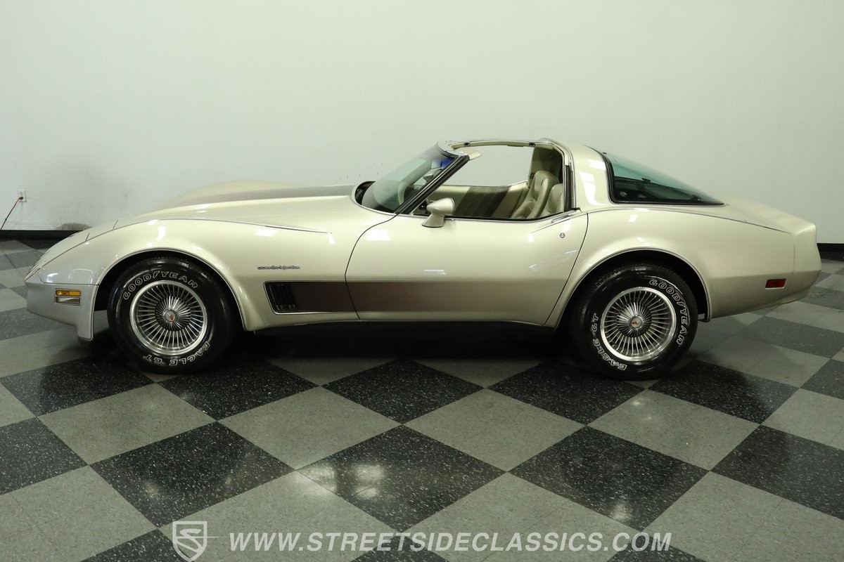 Chevrolet-Corvette-1982-Coupe-Silver-Beige