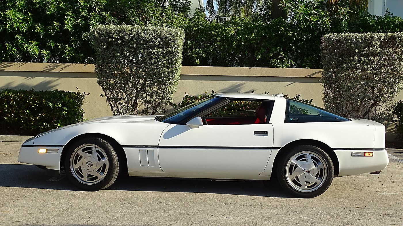 Chevrolet-Corvette-1989-Hatchback-RED