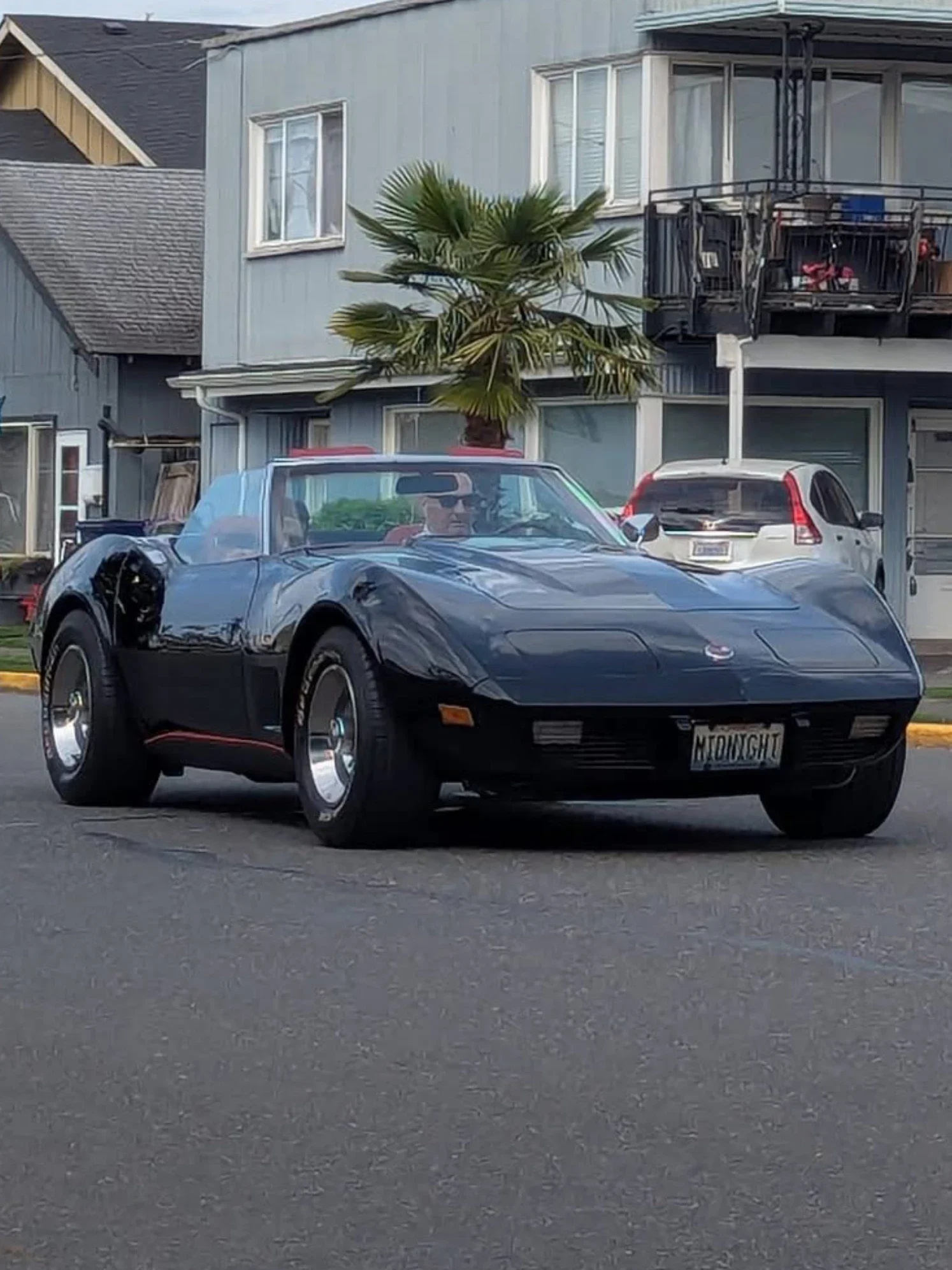 Chevrolet-Corvette-stingray-convertible-1975-Black-Red