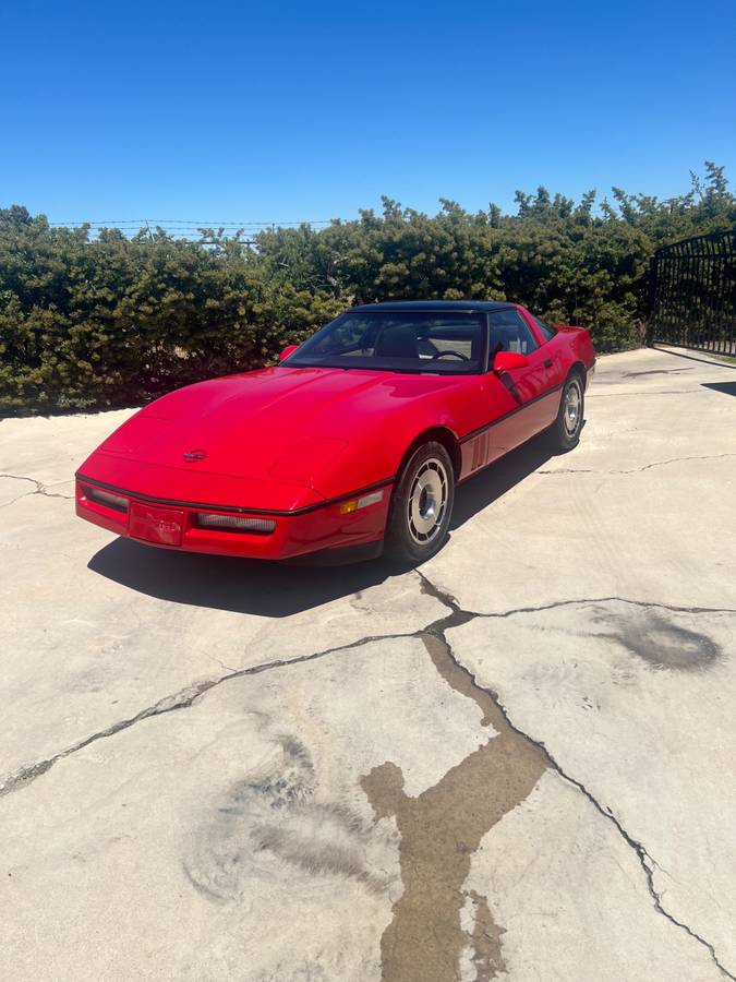 Chevrolet-Crorvette-1985-Red