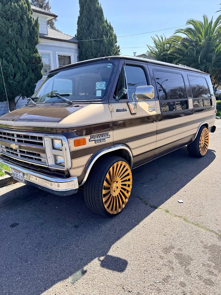 Chevrolet-G-20-1985