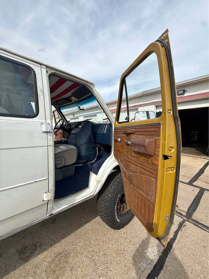 Chevrolet-G-20-1988