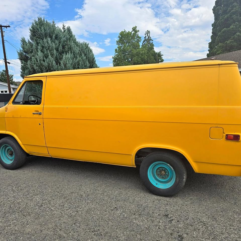 Chevrolet-G10-van-half-ton-1973