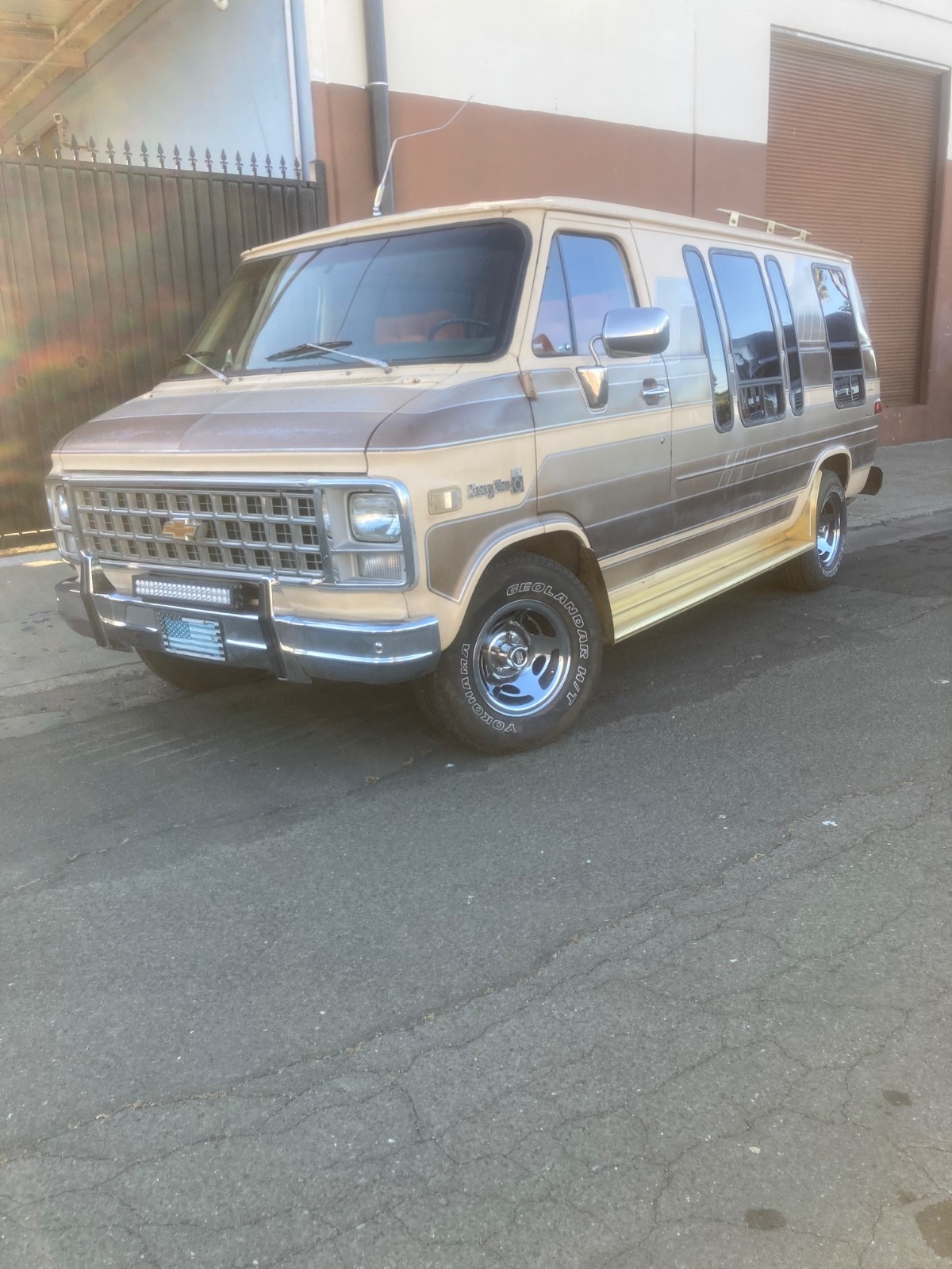 Chevrolet-G20-1982-Extended-Passenger-Van-Gold
