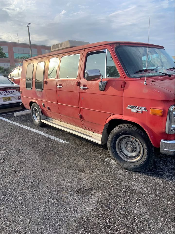 Chevrolet-G20-1985