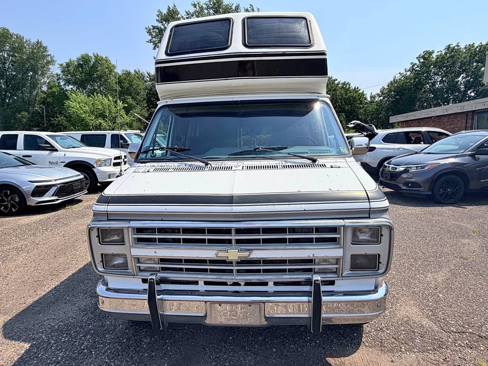 Chevrolet-G20-greenbrier-deluxe-1988