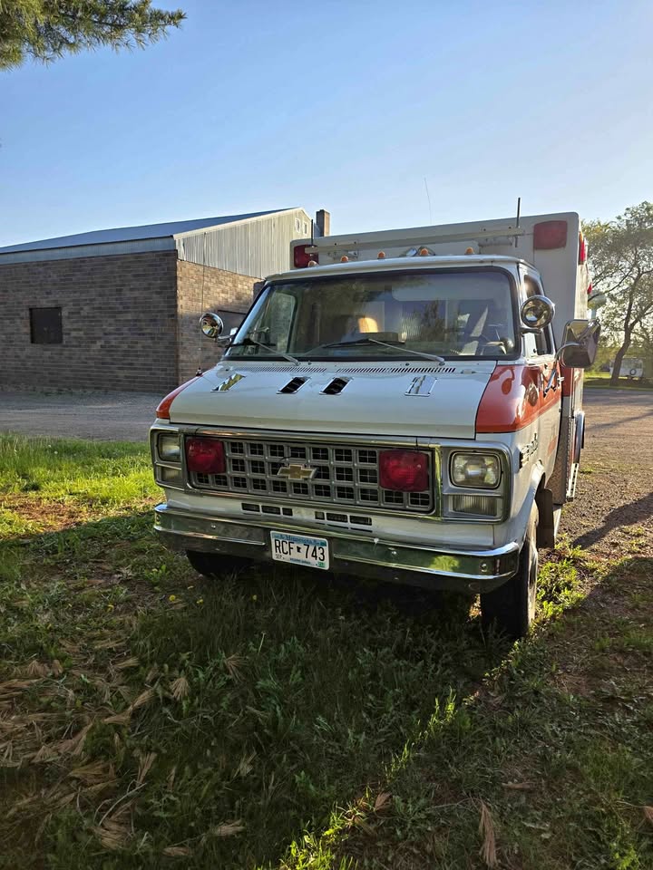 Chevrolet-G30-ambulance-1981