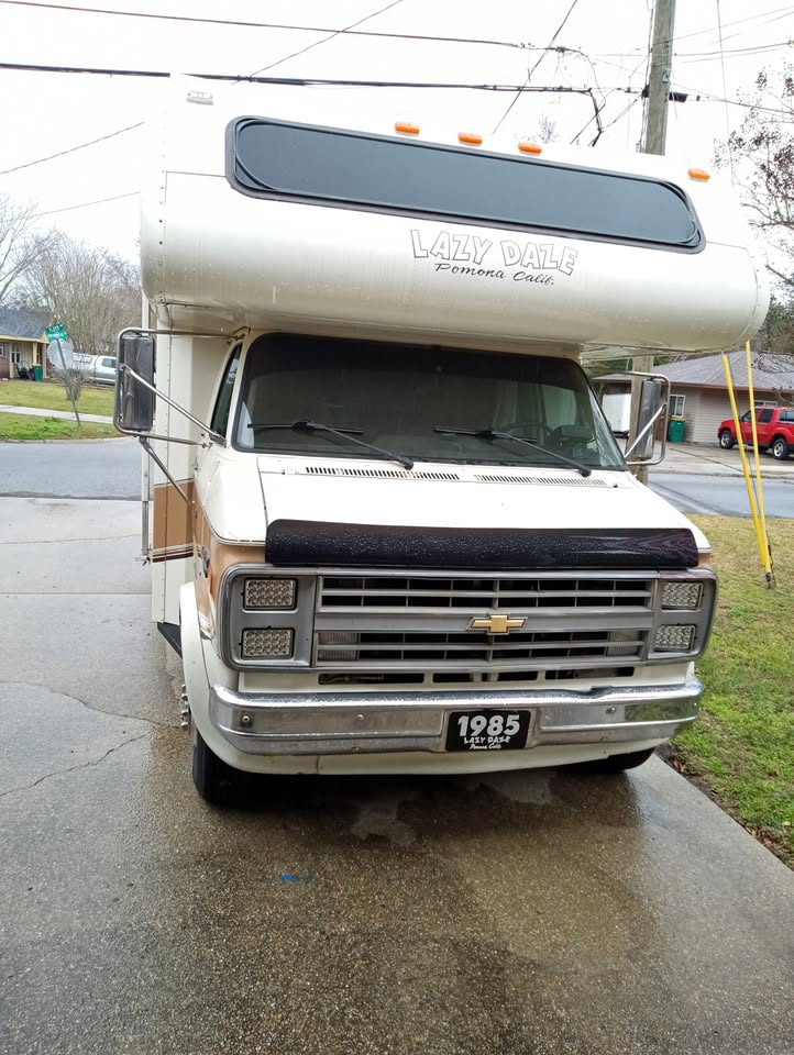 Chevrolet-G30-van-with-22-lazy-daze-camper-1985