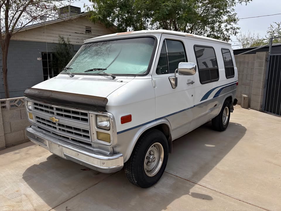 Chevrolet-Gmc-20-conversion-van-1985