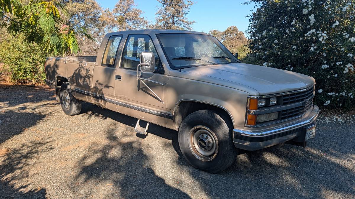 Chevrolet-Gmt-400-1-ton-nominal-1988-brown