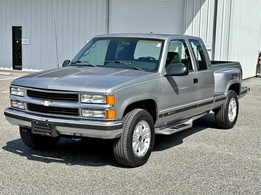 Chevrolet-Gmt-400-12-ton-nominal-1995-silver