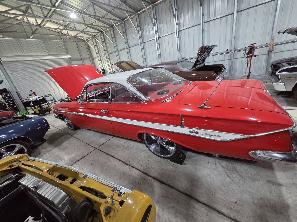 Chevrolet-Impala-1961-Red