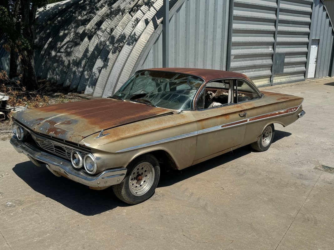 Chevrolet-Impala-1961-Tan