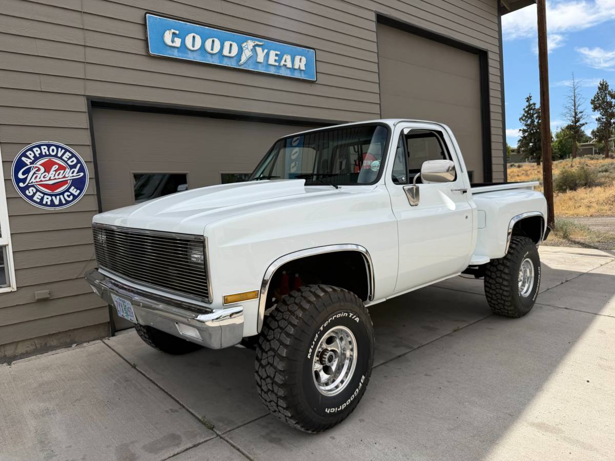 Chevrolet-K10-scottsdale-1981-white