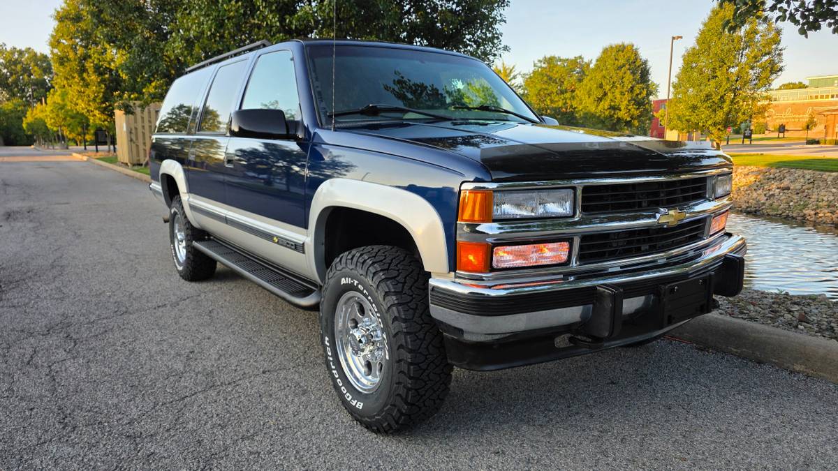 Chevrolet-K2500-suburban-1996-blue