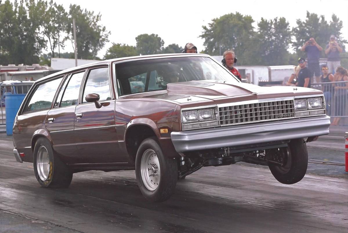 Chevrolet-Malibu-wagon-1983-brown