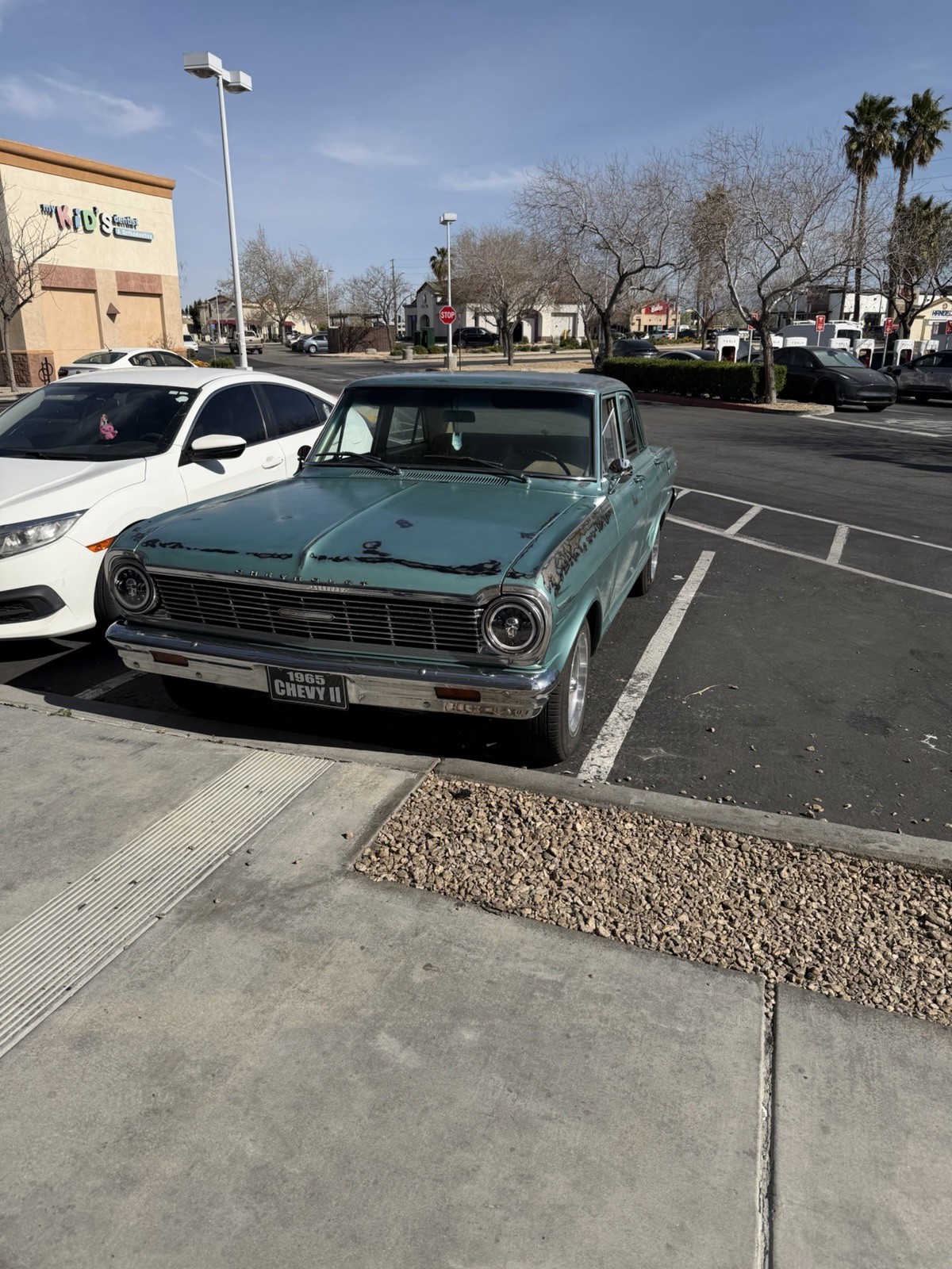 Chevrolet-Nova-1965-Sedan-Tan