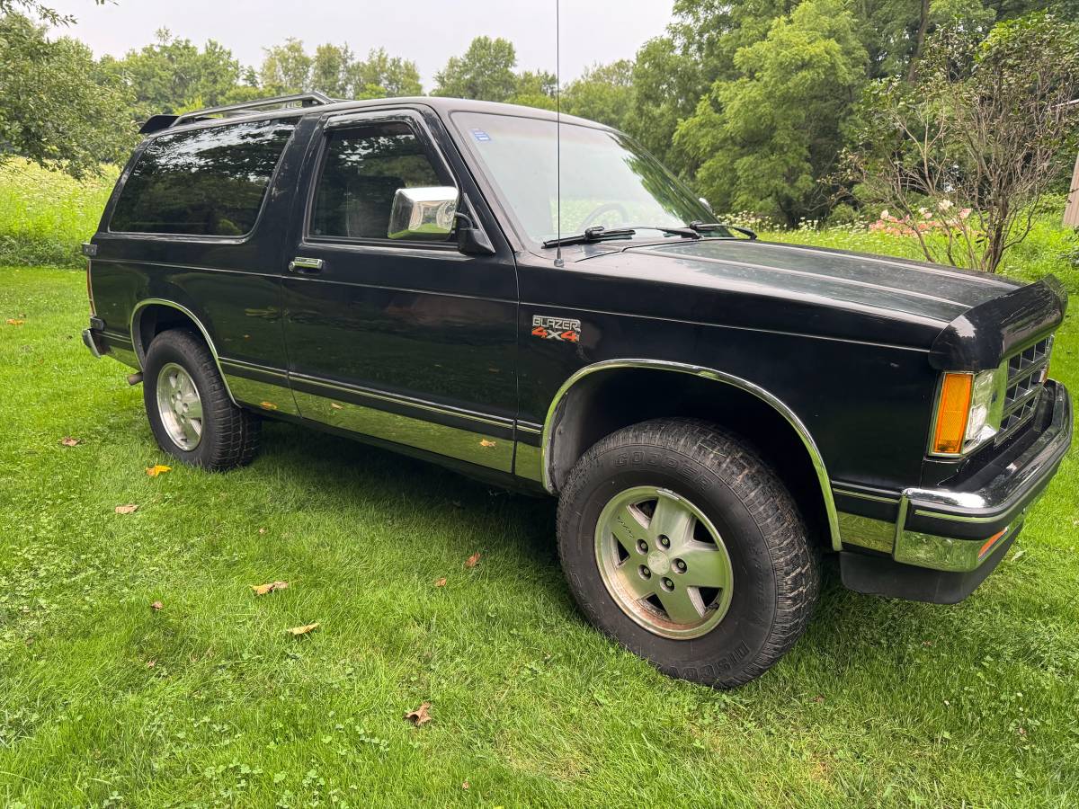 Chevrolet-S10-1988-black