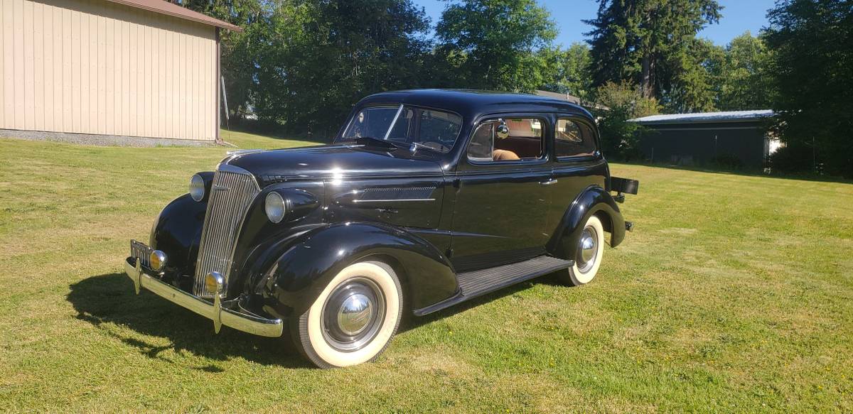 Chevrolet-Sedan-2-door-1937-black
