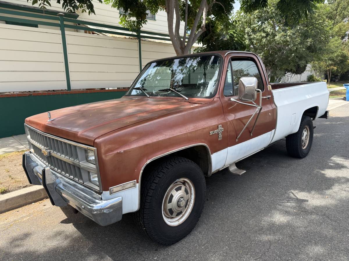 Chevrolet-Sliverado-1982-brown