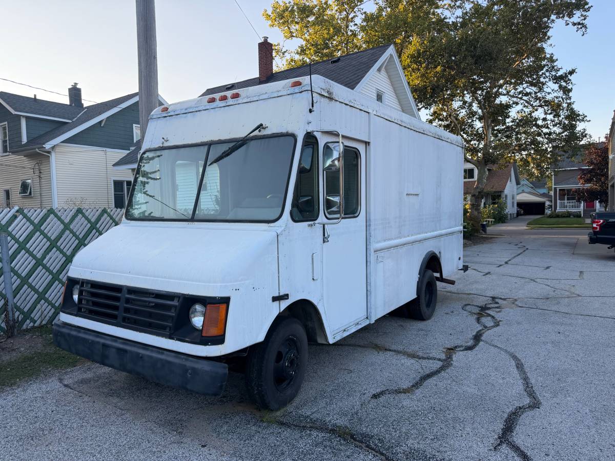 Chevrolet-Step-side-van-1995-White