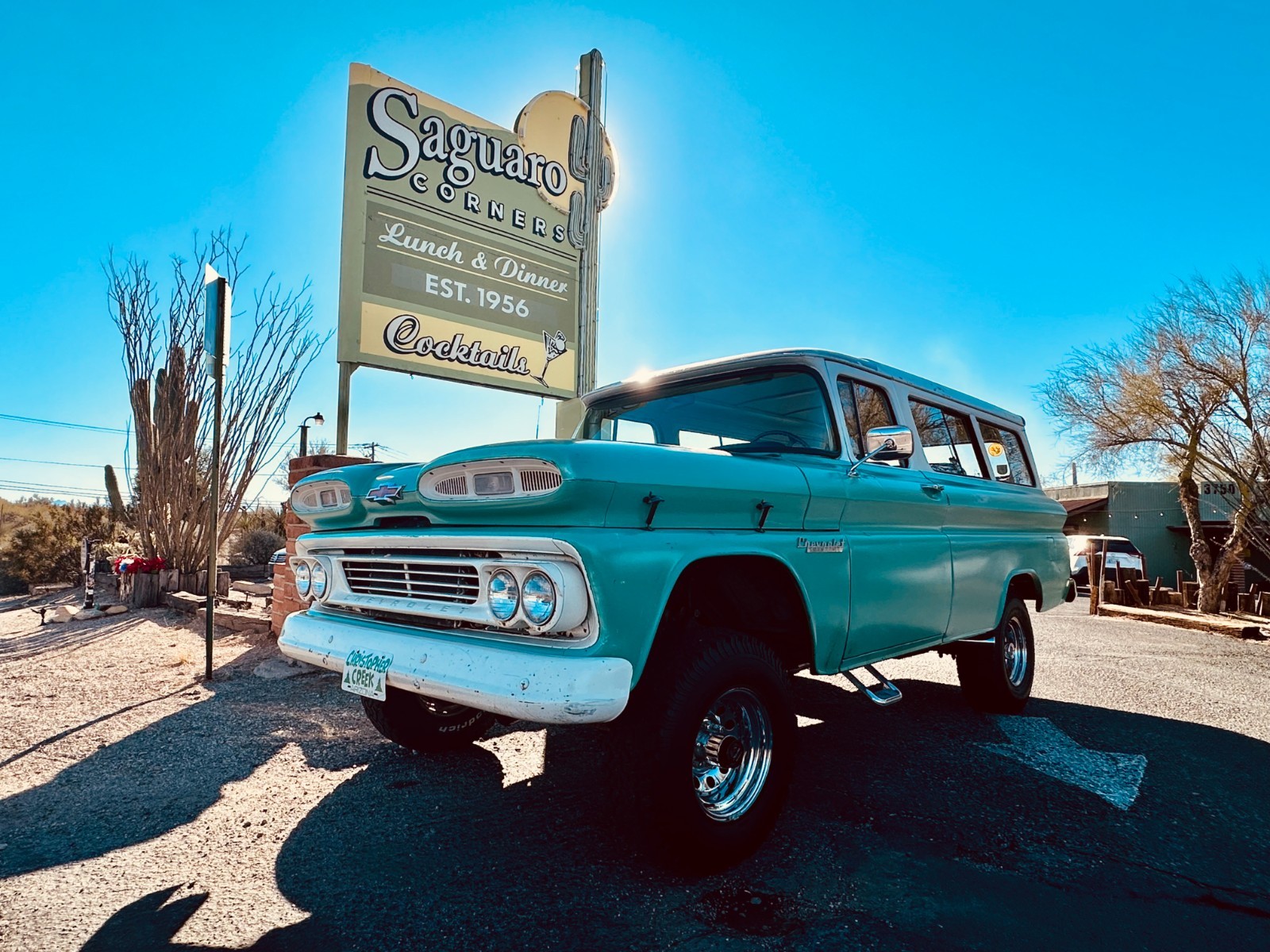 Chevrolet-Suburban-1960-SUV-Gray