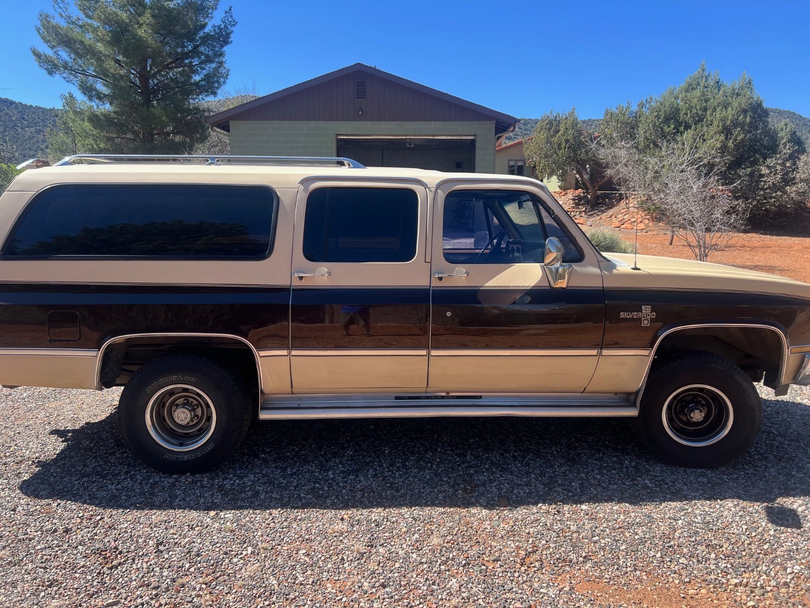 Chevrolet-Suburban-1988-SUV-Tan