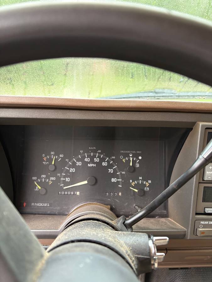 Chevrolet-Suburban-1993-white