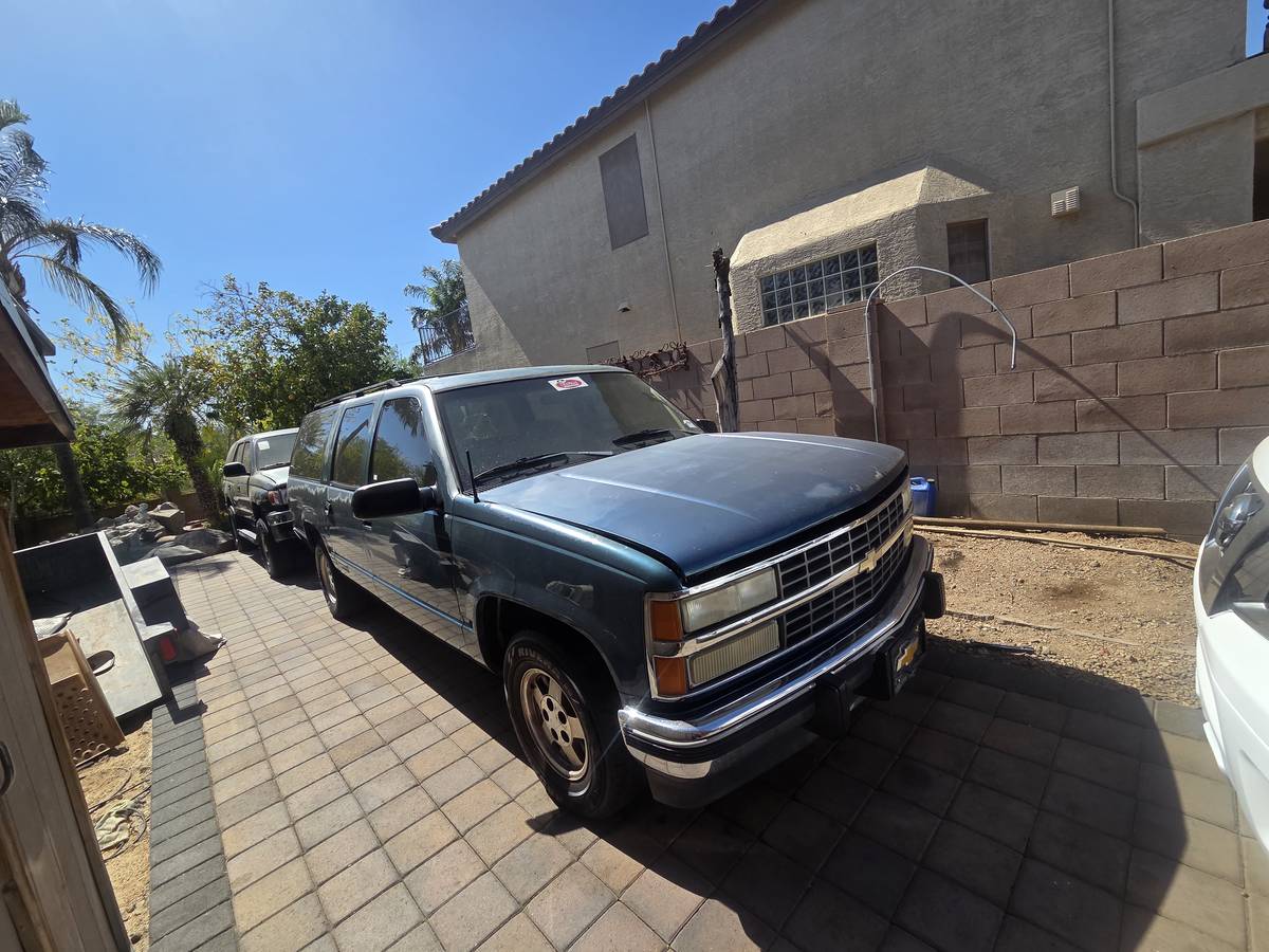 Chevrolet-Suburban-1993