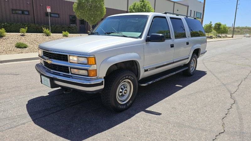Chevrolet-Suburban-1995-silver