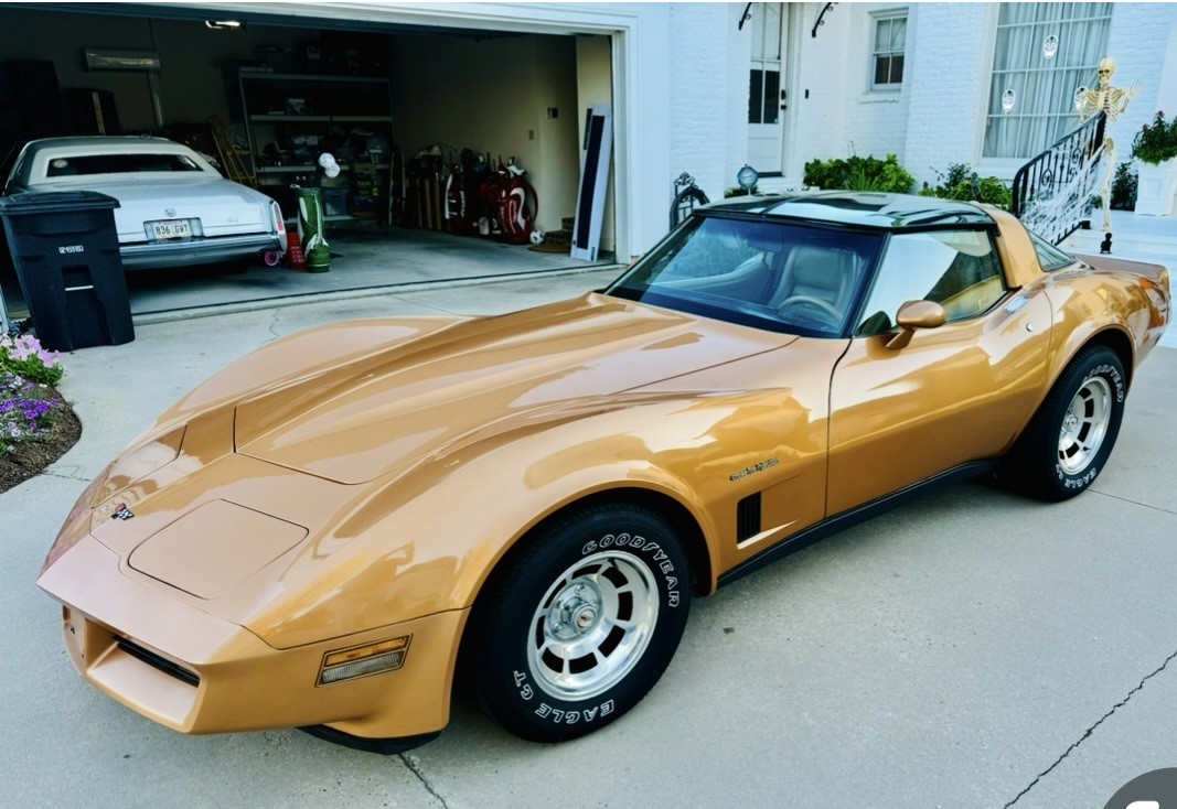 Chevy-Corvette-Corvette-1982-Coupe-Tan