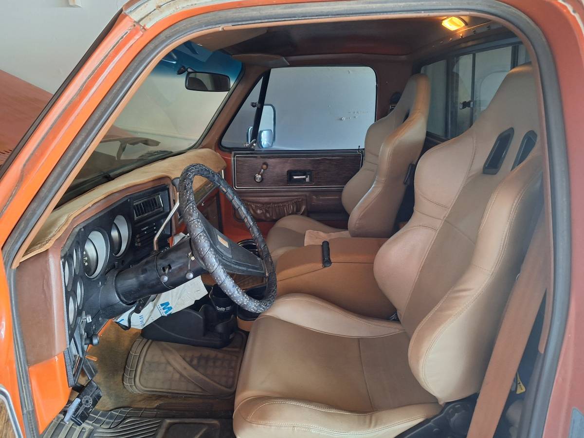 Chevy-c20-cheyenne-standard-cab-2dr.-1975-orange