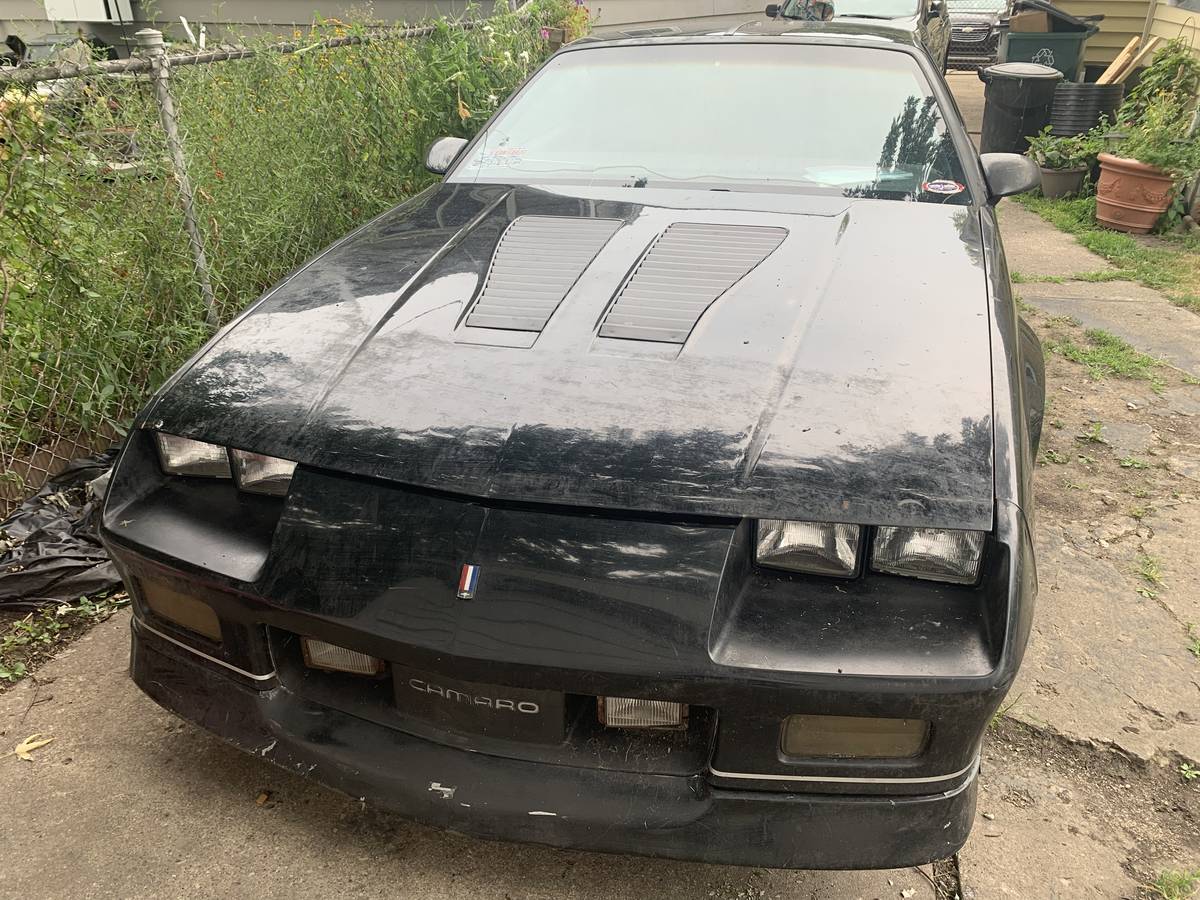 Chevy-camaro-iroc-z28-1986-black