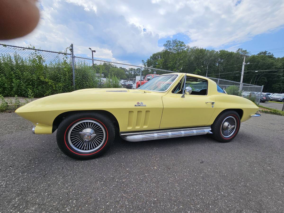 Chevy-corvette-coupe-1966-yellow