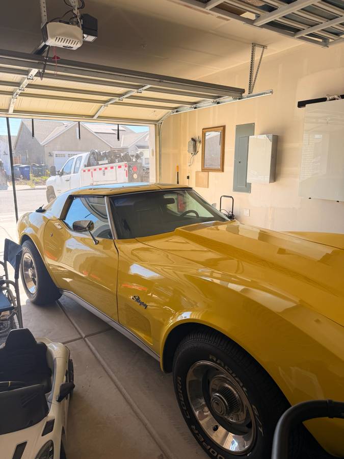 Chevy-corvette-stingray-coupe-1975-yellow