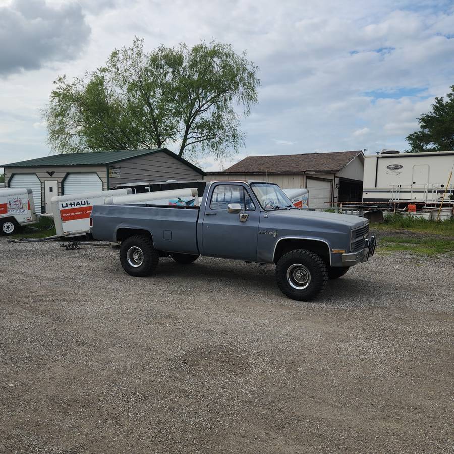 Chevy-cusom-delux-1983-grey
