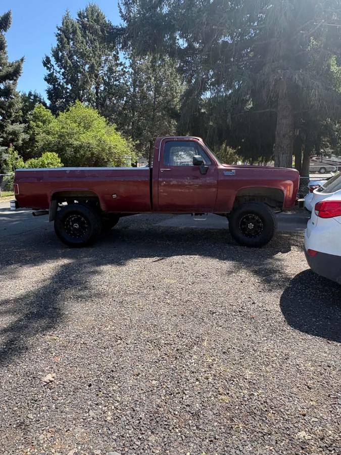 Chevy-custom-deluxe-250-1976-red