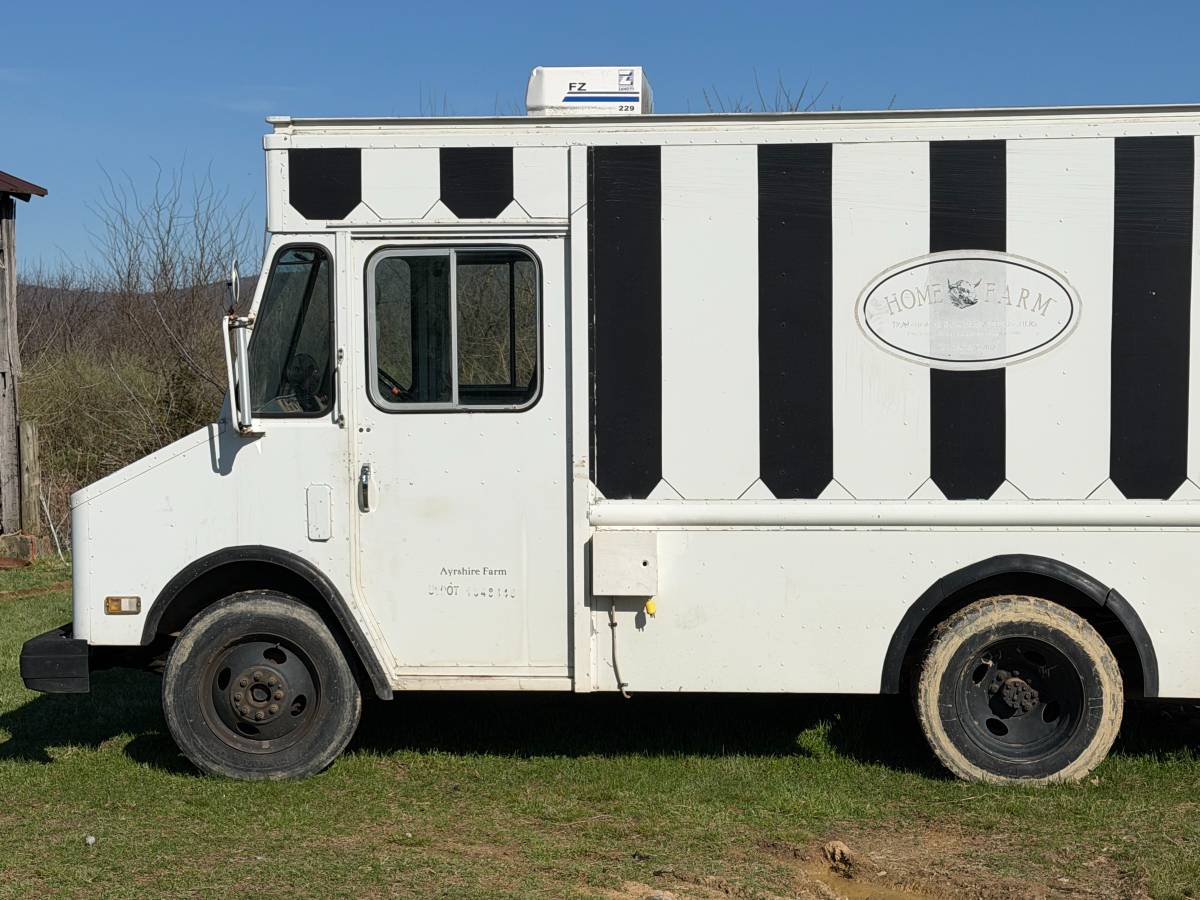 Chevy-p30-step-van-1987-white