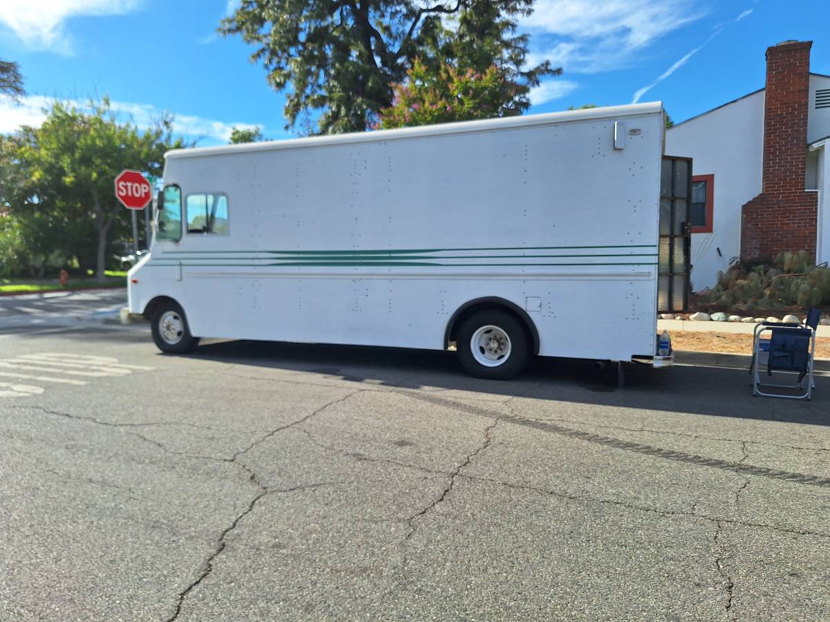 Chevy-p30-step-van-1992