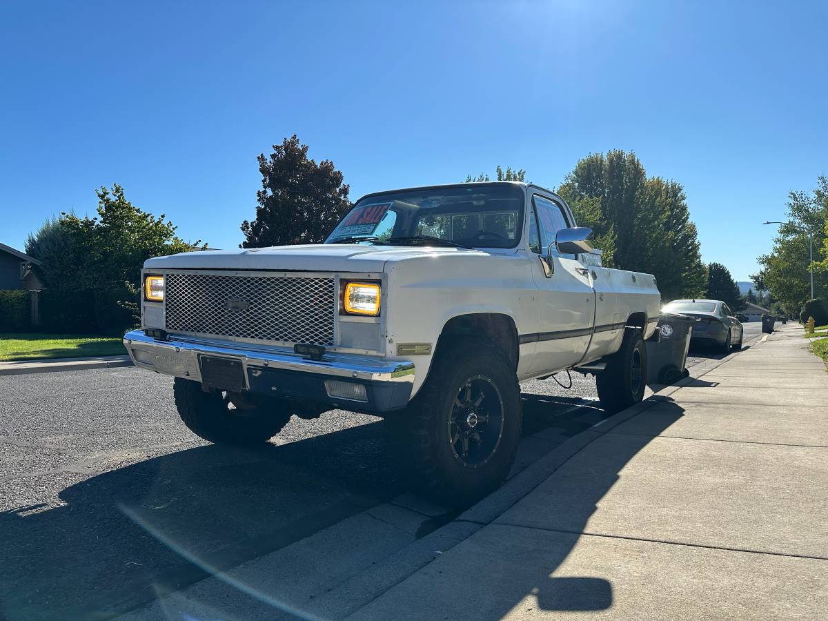 Chevy-scottsdale-1985-White