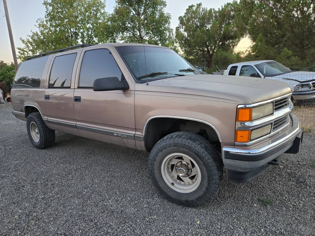 Chevy-suburban-1500-1995-brown
