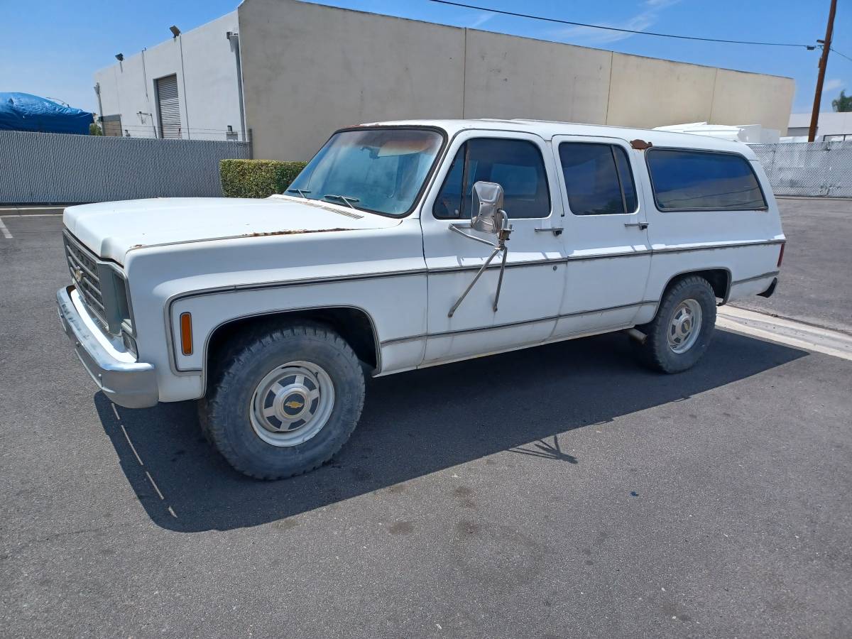 Chevy-suburban-1976-white