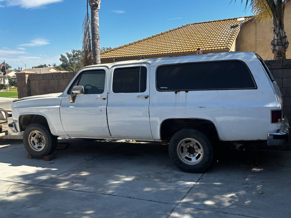 Chevy-suburban-1986-white