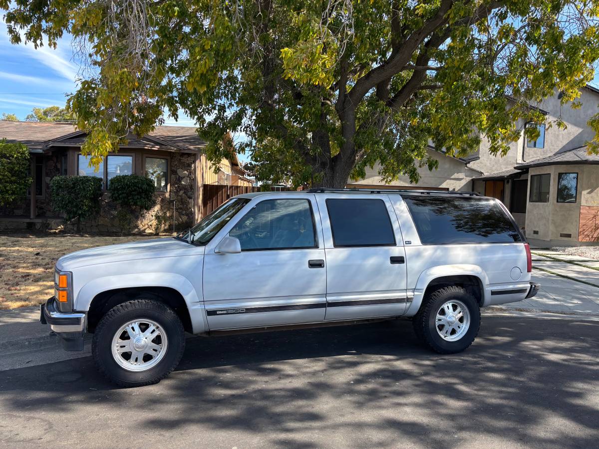 Chevy-suburban-1995-silver