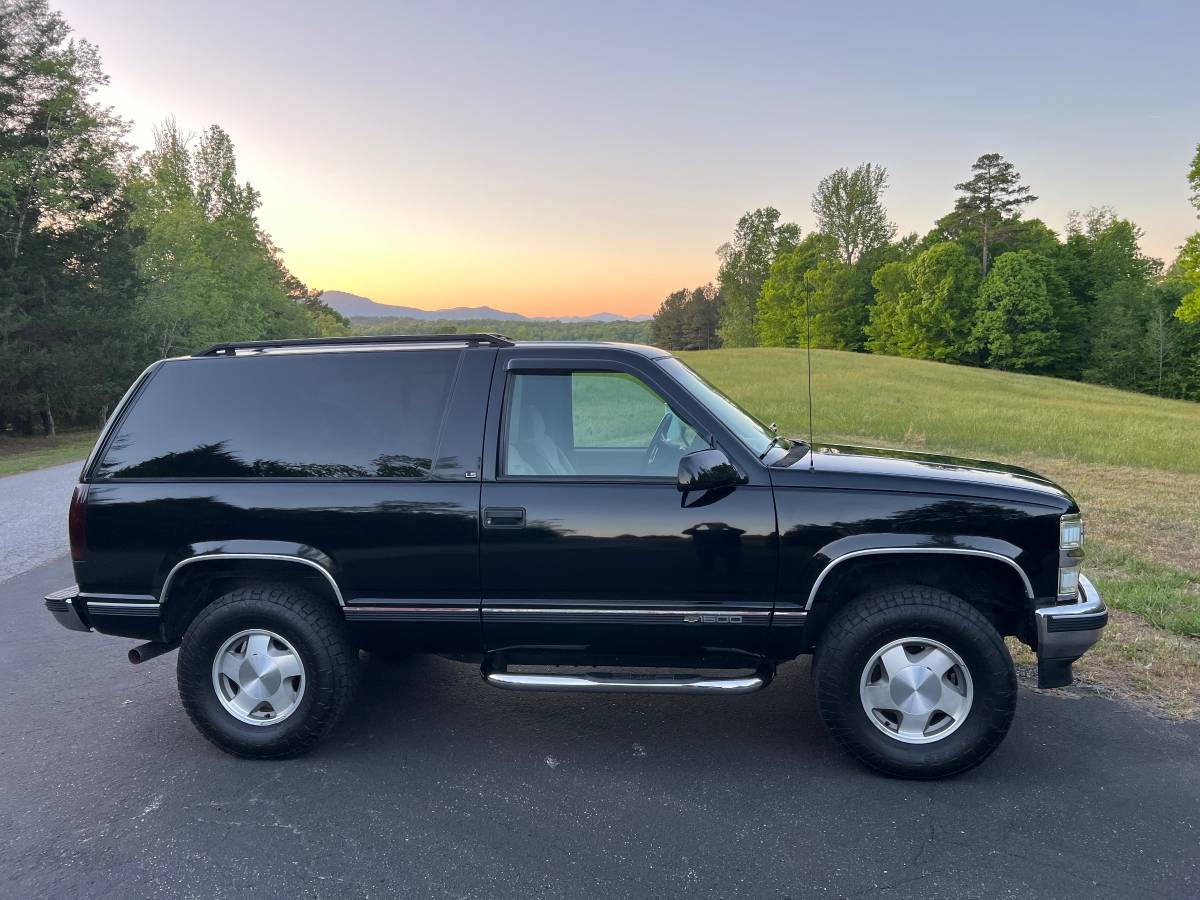 Chevy-tahoe-1995-black
