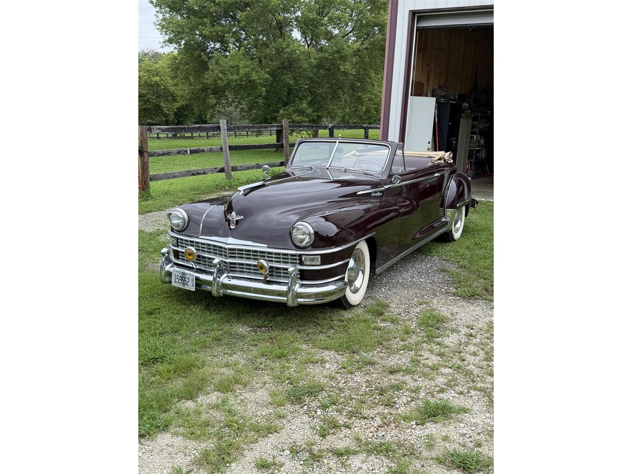 Chrysler-New-yorker-1948-Burgandy-Tan