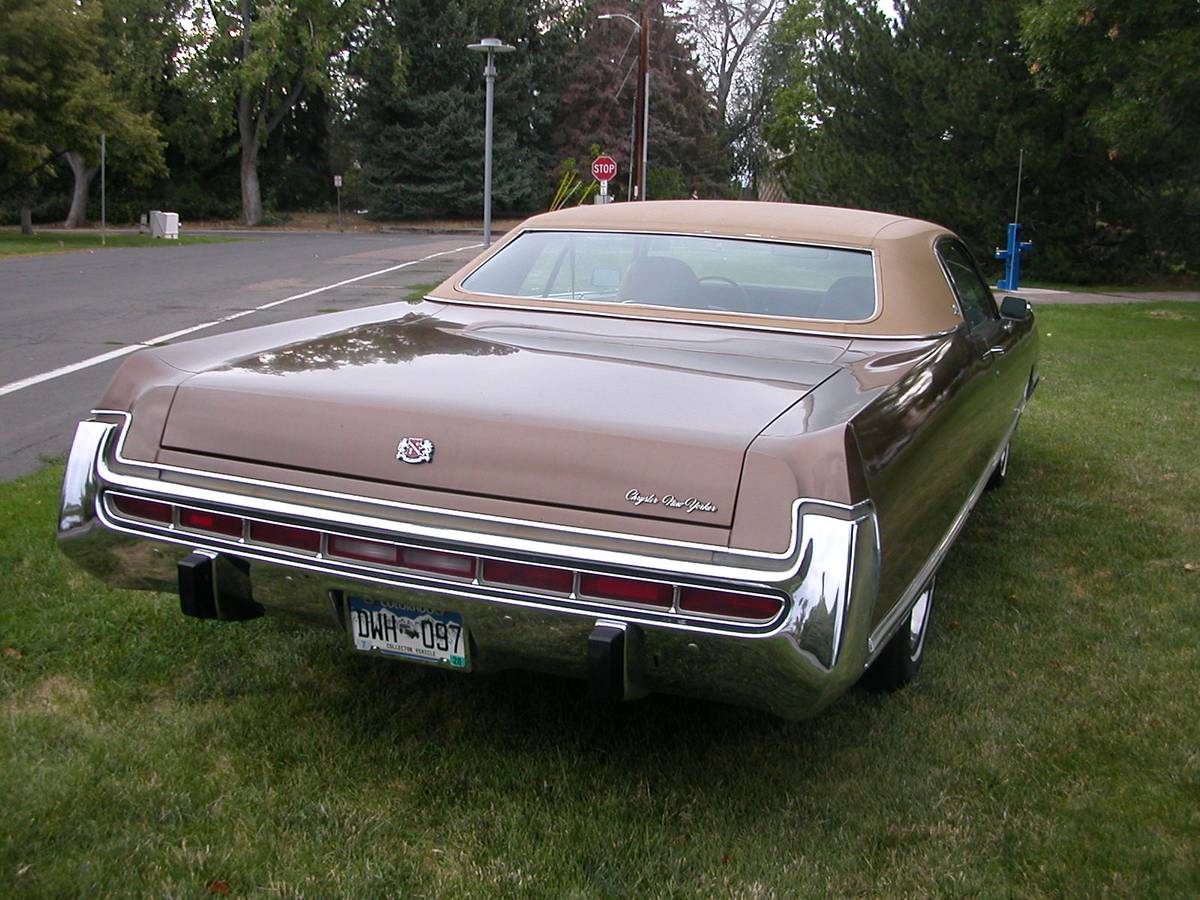 Chrysler-New-yorker-1973-brown